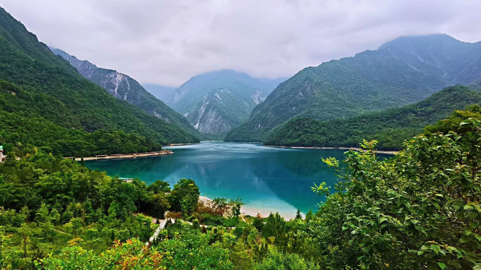 白马火圈舞点燃了甘肃文县天池的文化盛夏,这里风光优美景色如画